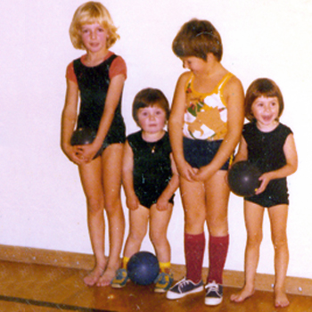 Bettinas beim Ballspiel in der Turnhalle