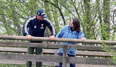 Bettina Kurz mit Stephan Eberharter am Set