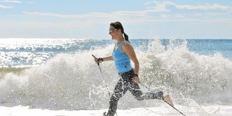 Bettina Kurz laufend am Strand