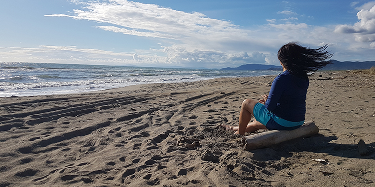 Bettina Kurz entspannt am Strand